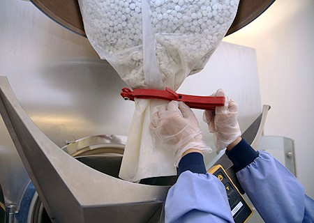 Reusable sack grippers for pharmaceutical industry